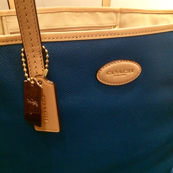 🎉HP 2x🎉 NEW Coach tote - Picture 2 of 8